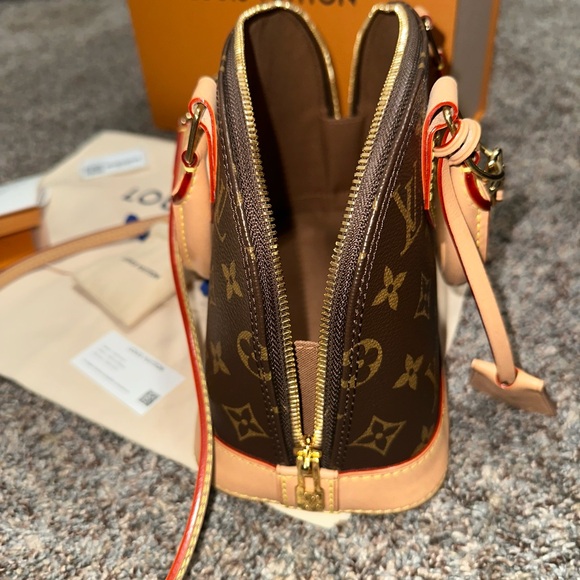 Louis Vuitton Alma BB - Picture 7 of 17